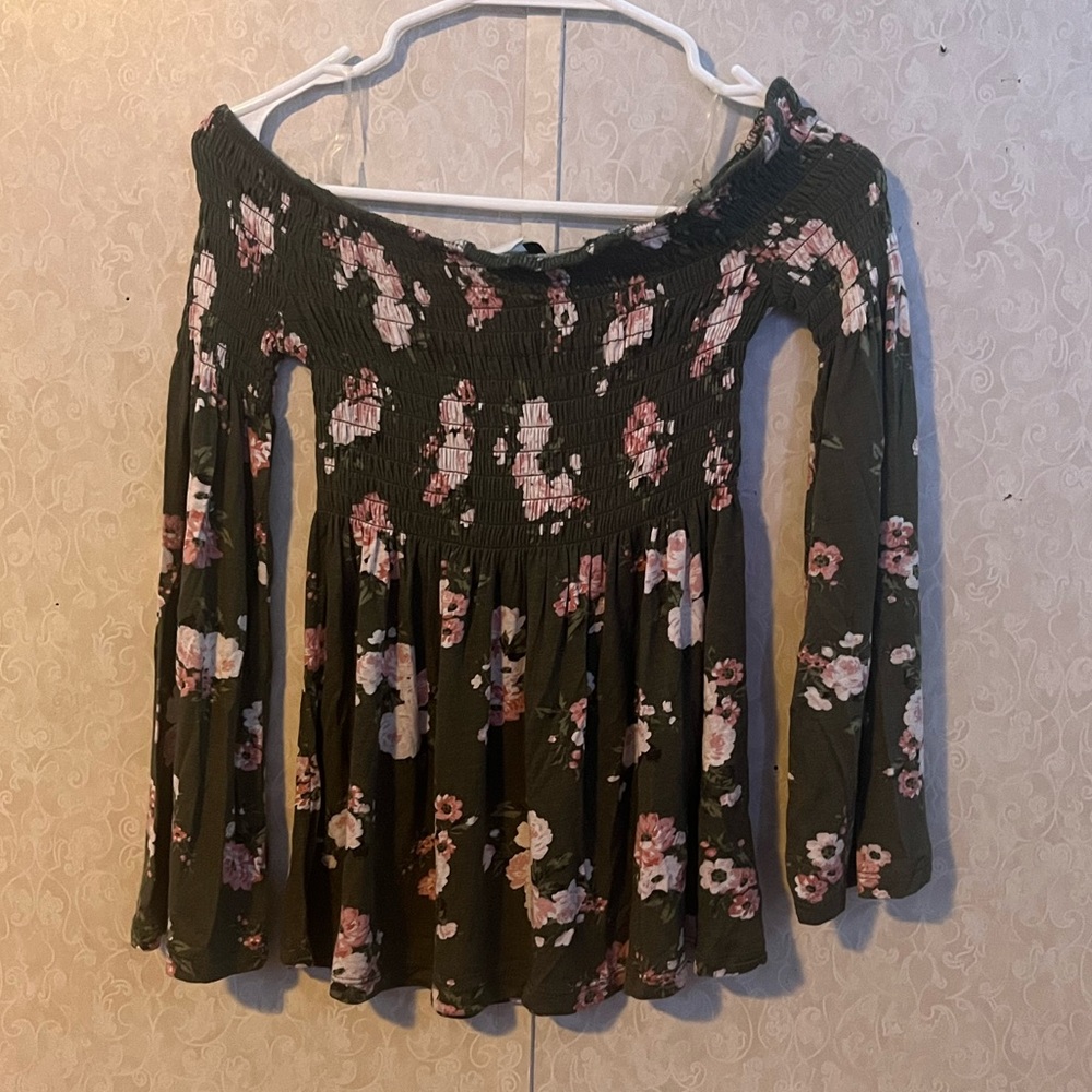 Off the shoulder bell sleeve floral blouse